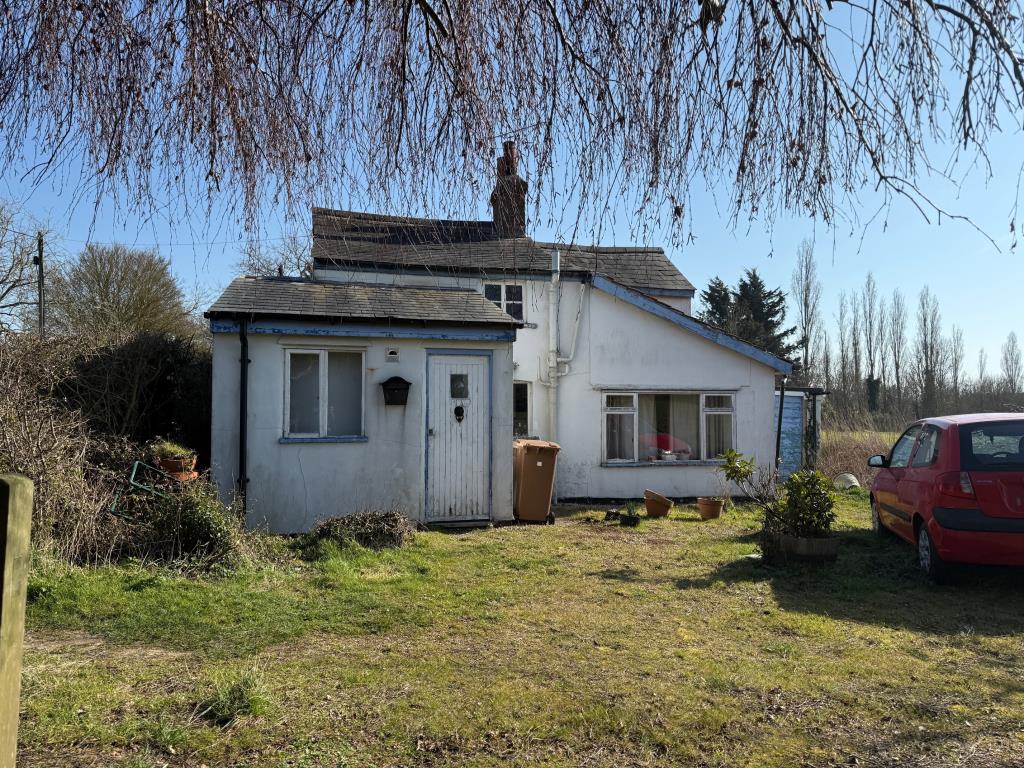 Lot: 120 - DETACHED COTTAGE IN MID-ESSEX VILLAGE LOCATION WITH POTENTIAL - Front elevation